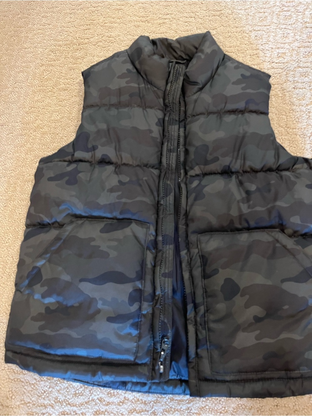 Boys Old Navy Camo down vest size Medium (8)